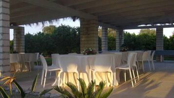 Petit déjeuner, déjeuner et dîner servis sur place