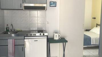 Refrigerador, placa de cocina, cafetera/tetera, tetera/pava eléctrica