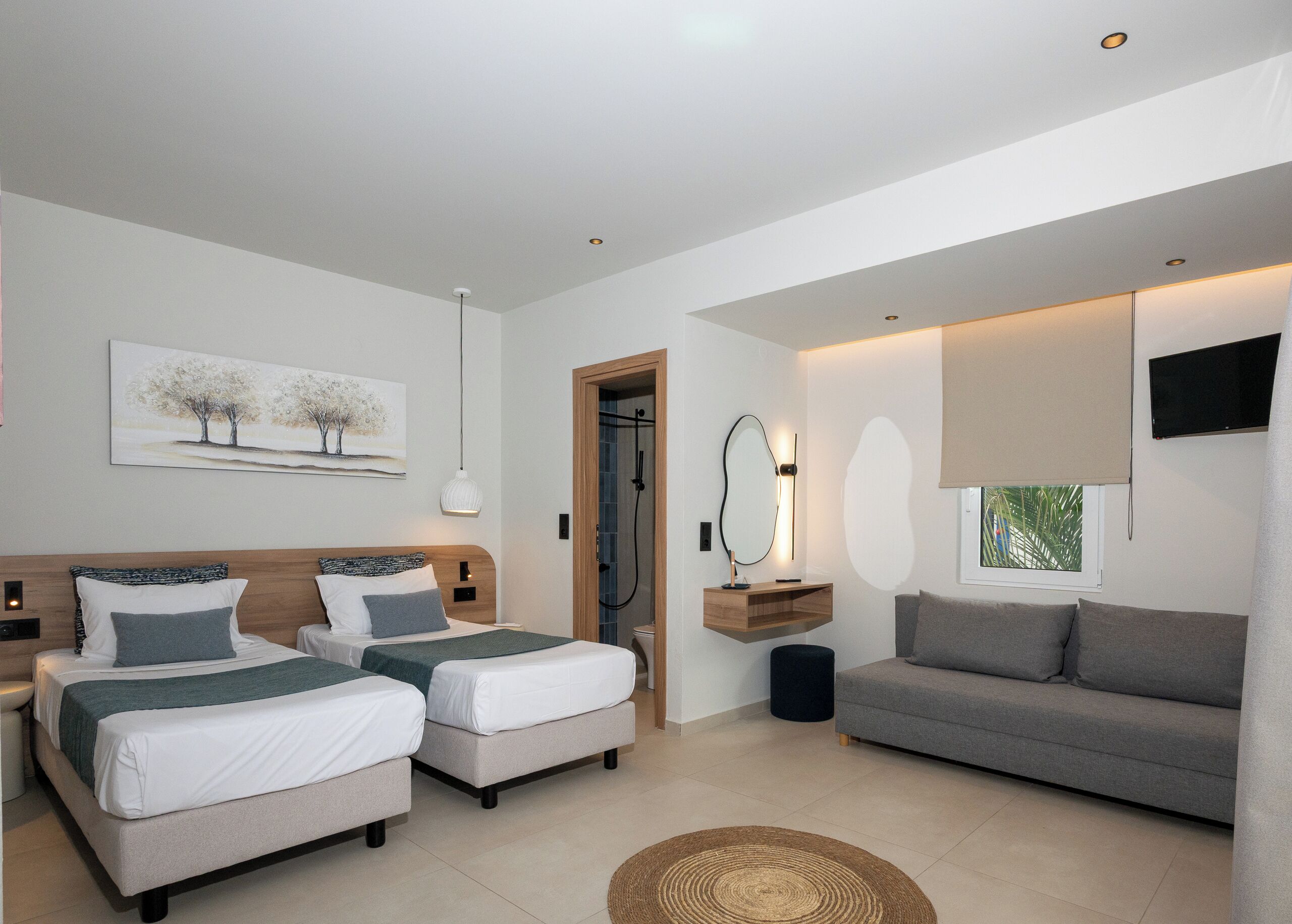 Habitación triple, vistas al jardín | Escritorio, tabla de planchar con plancha, cunas gratuitas y wifi gratis