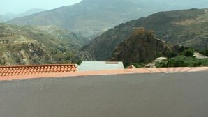 A balcony with a view of a mountainous landscape. - Hotel Lanjarón (Lanjaron)