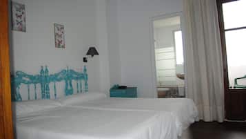 Habitación económica con 2 camas individuales, 2 camas individuales | Cortinas blackout, wifi gratis y ropa de cama