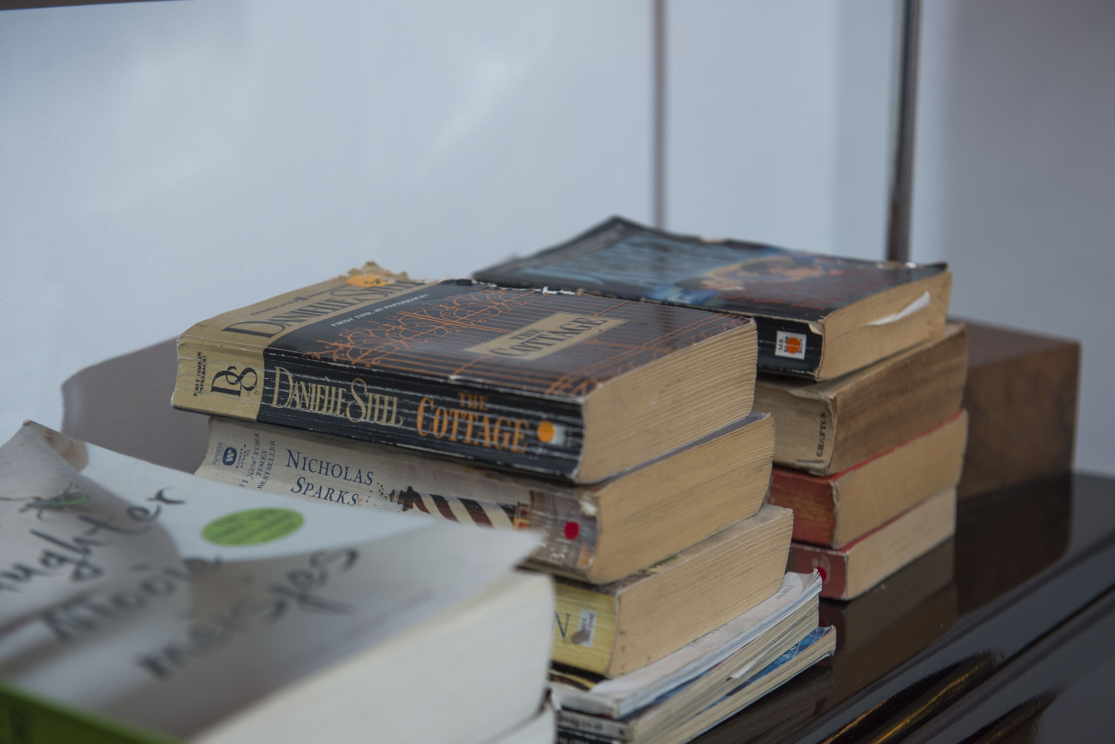 Een stapel boeken op een houten oppervlak.