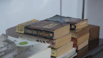 Een stapel boeken op een houten oppervlak.
