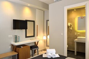 Caja de seguridad en la habitación y tabla de planchar con plancha