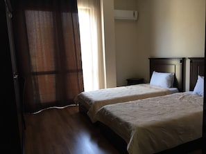 Caja de seguridad en la habitación y escritorio 
