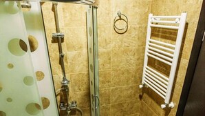 Ducha, artículos de tocador gratuitos, secador de pelo, pantuflas