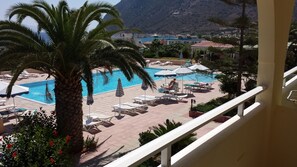 Seasonal outdoor pool, pool umbrellas, sun loungers - Kontessa Apartments (Kos)