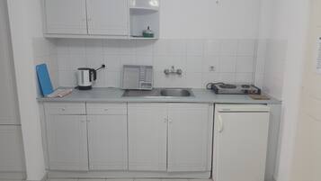 Daily continental breakfast (EUR 10.00 per person)