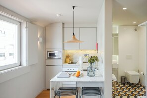 Studio | Badkamer | Een douche, gratis toiletartikelen, een haardroger, handdoeken