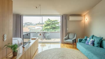 Deluxe Studio (King) | Living area | LCD TV, toys