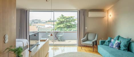 Deluxe Studio (King) | Living area