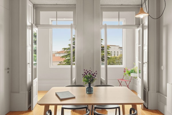 Superior appartement, 1 slaapkamer | Woonruimte | Een lcd-televisie en speelgoed