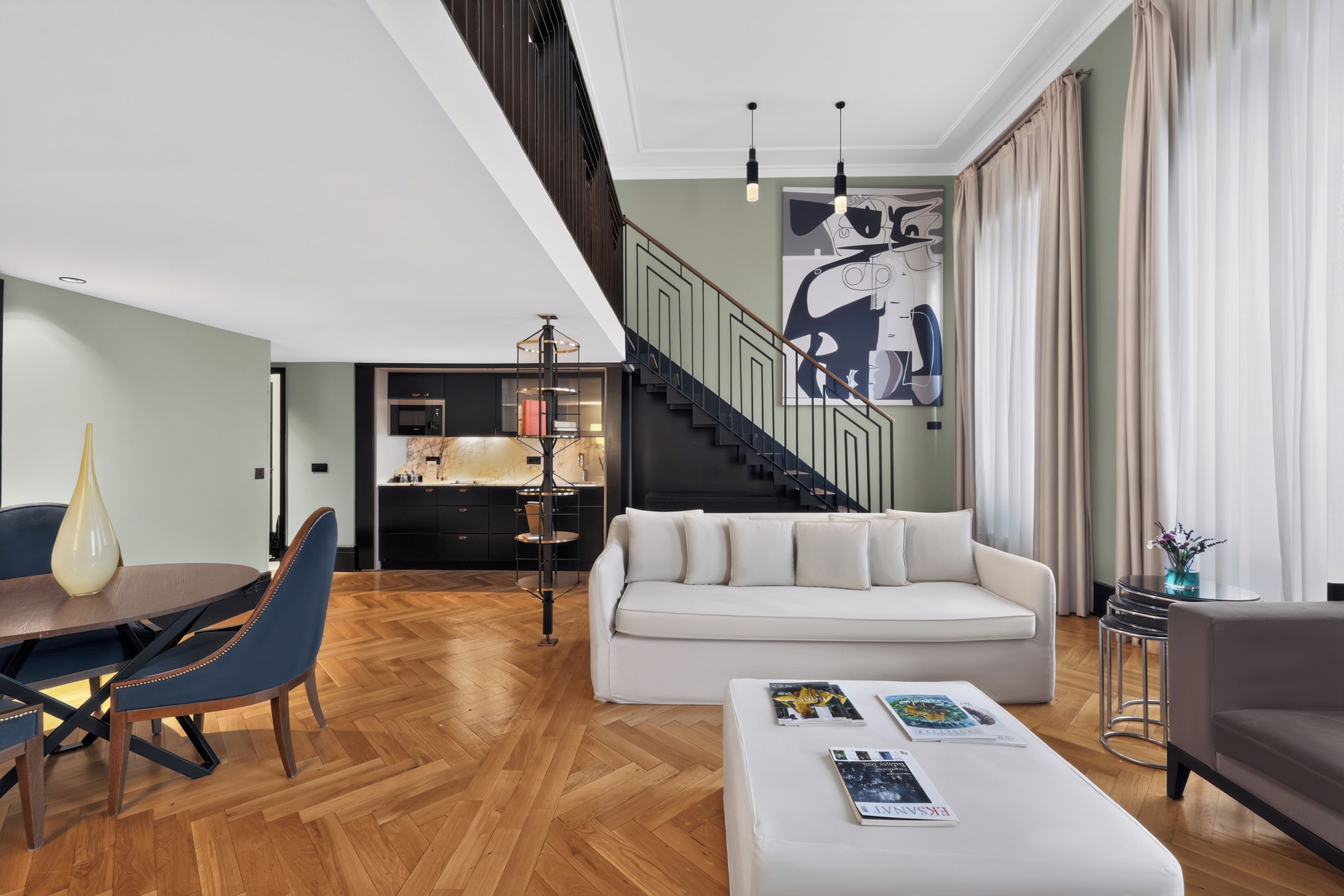 Een moderne woonkamer met een bank, salontafel en een eethoek.