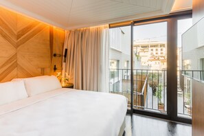 Minibar, in-room safe, desk, laptop workspace - The Wings Hotels Collection (Istanbul)