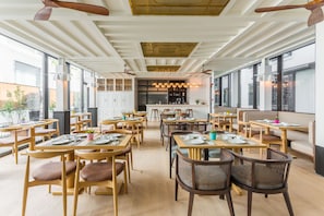 Tägliches Frühstücksbuffet (11.95 EUR pro Person)