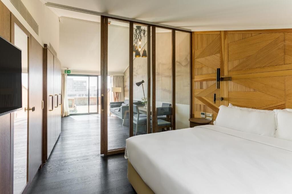 Panorama suite | Een minibar, een kluis op de kamer, een bureau, een laptopwerkplek