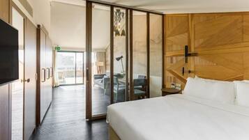 Panorama suite | Een minibar, een kluis op de kamer, een bureau, een laptopwerkplek