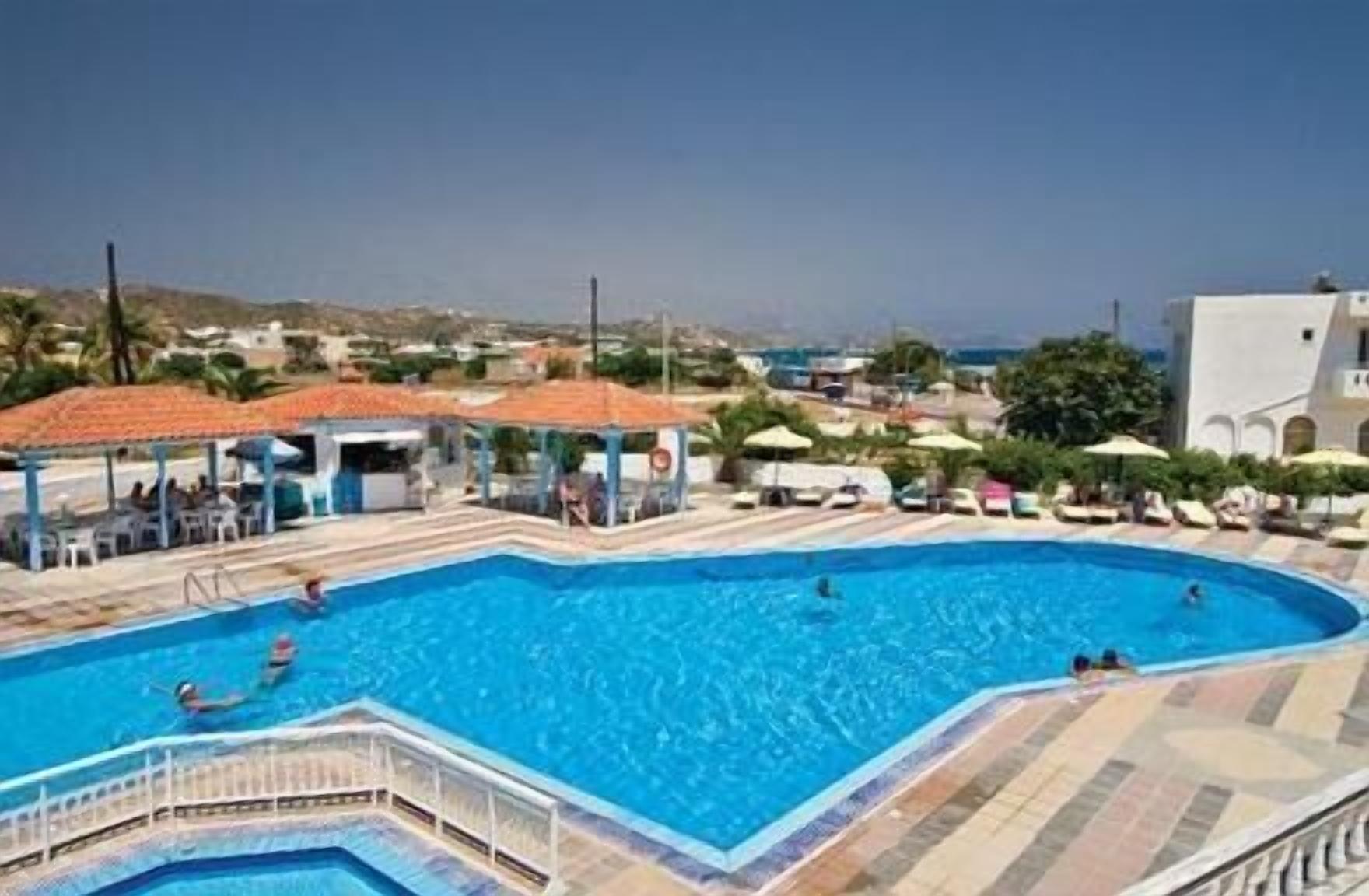 Een seizoensgebonden buitenzwembad, parasols voor strand/zwembad