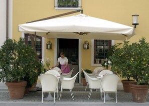 Outdoor dining - Hotel Dei Chiostri (Follina)