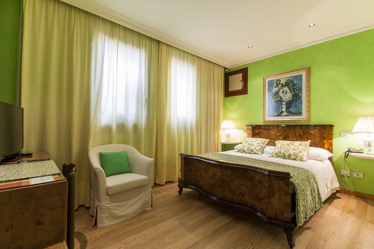 Comfort Double Room | Minibar, in-room safe, desk, cribs/infant beds