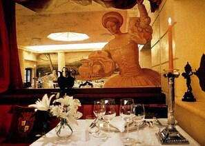 2 restaurantes; se sirve cocina italiana 