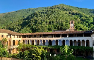 Frigobar, cofres nos quartos, escrivaninha, berços (sobretaxa)