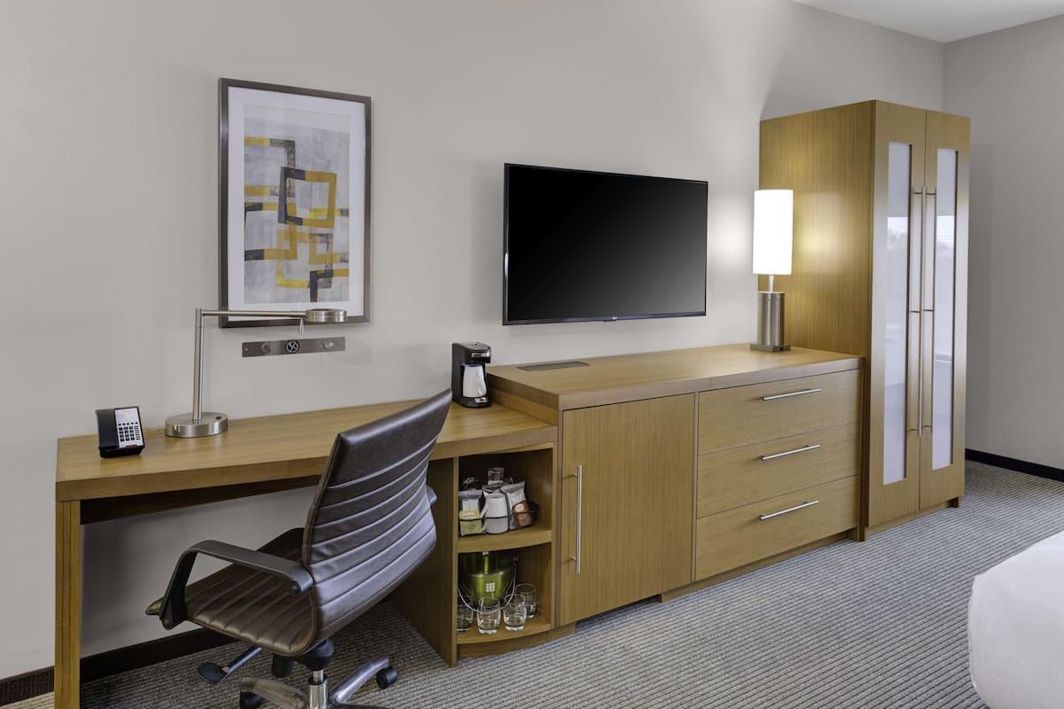 Schreibtisch, schallisolierte Zimmer, Bügeleisen/Bügelbrett