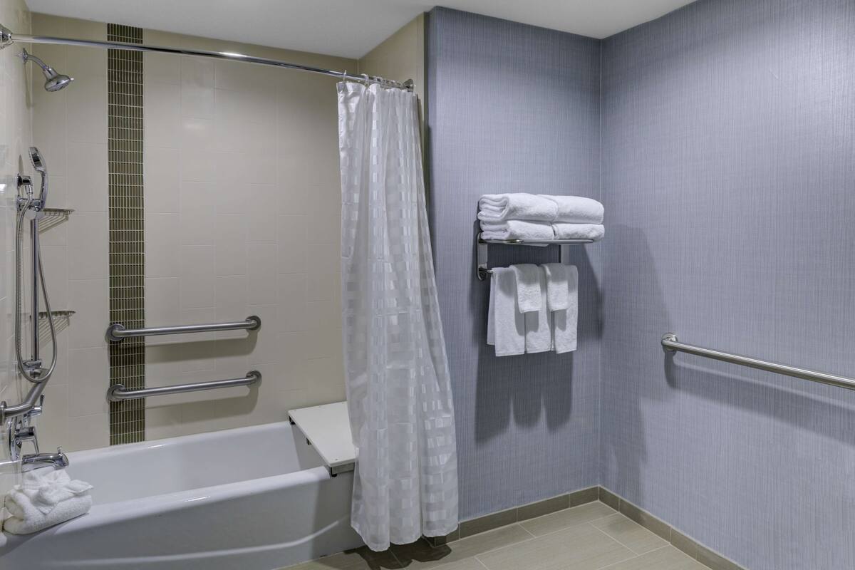 combined shower/bathtub, free toiletries, towels