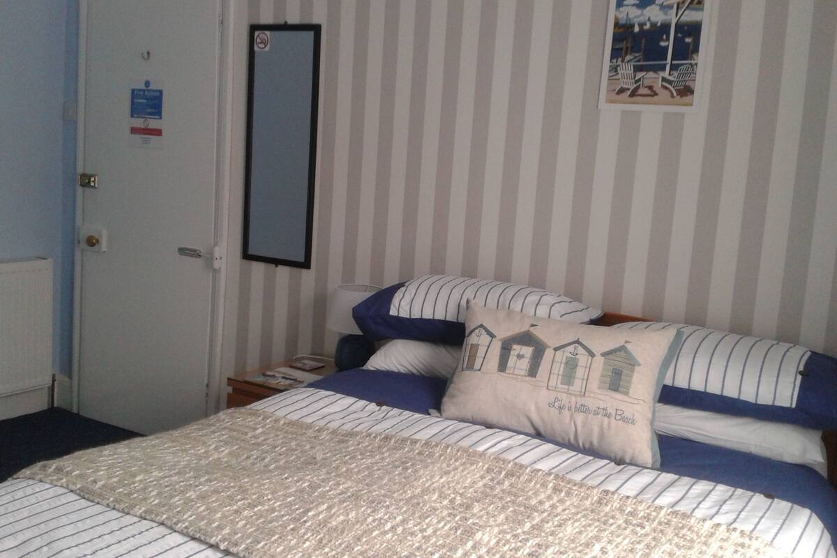 Double Room, Ensuite, Park View | WiFi (free), bed sheets