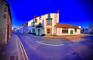 Exterior - Bull Hotel (Abergele)