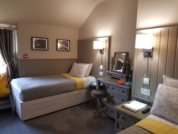 Individually decorated, individually furnished, desk, laptop workspace - Bull Hotel (Abergele)