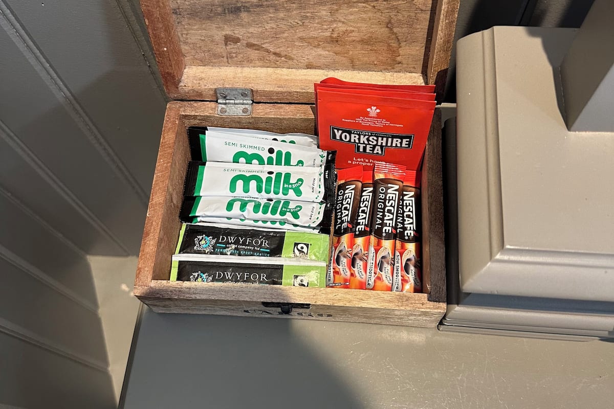 Individueel gedecoreerd, individueel gemeubileerd, een bureau
