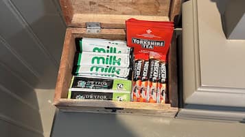 Uma caixa de madeira com diversos produtos de chá e café.