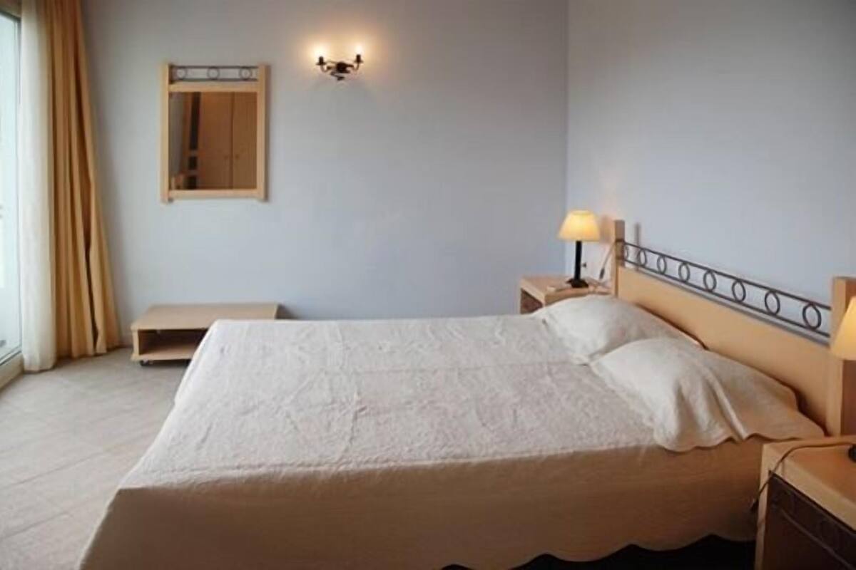 Minibar, in-room safe, iron/ironing board, free WiFi