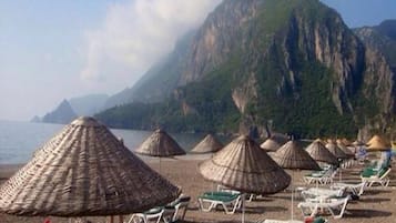 Magánstrand, napozóágyak, napernyők és strandlepedők