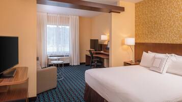 Escritorio, cortinas blackout y tabla de planchar con plancha