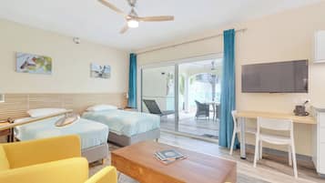 Estudio Deluxe, vistas a la piscina, junto a la piscina | Ropa de cama de alta calidad, caja fuerte, decoración individual