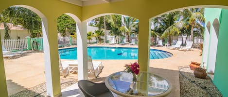 Estudio Deluxe, vista a la alberca, junto a la alberca | Vista desde la habitación