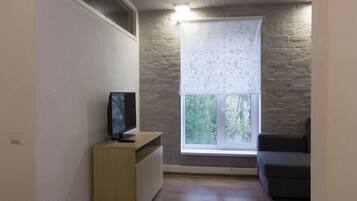Standard-Apartment, 1 Schlafzimmer | Wohnbereich | 32-Zoll-Flachbildfernseher mit Kabelempfang, LCD-Fernseher