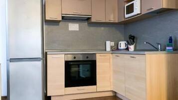 Standard-Apartment, 1 Schlafzimmer | Eigene Küche | Großer Kühlschrank, Mikrowelle, Herdplatte, Wasserkocher