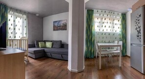 Apartment, 1 Schlafzimmer | Wohnbereich | 32-Zoll-Flachbildfernseher mit Kabelempfang, LCD-Fernseher