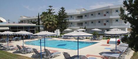 Outdoor pool, pool umbrellas, sun loungers