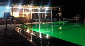 Outdoor pool, pool umbrellas, sun loungers