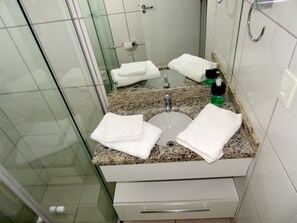 Apartamento | Banheiro | Chuveiro, secador de cabelo, toalhas de banho 