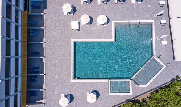 Piscine extérieure, parasols de plage, chaises longues