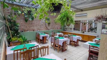 Café da manhã com buffet grátis todos os dias