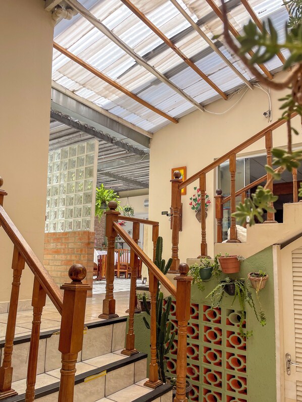 A staircase with wooden balusters and a glass ceiling. - Pousada dos Franceses (São Paulo)