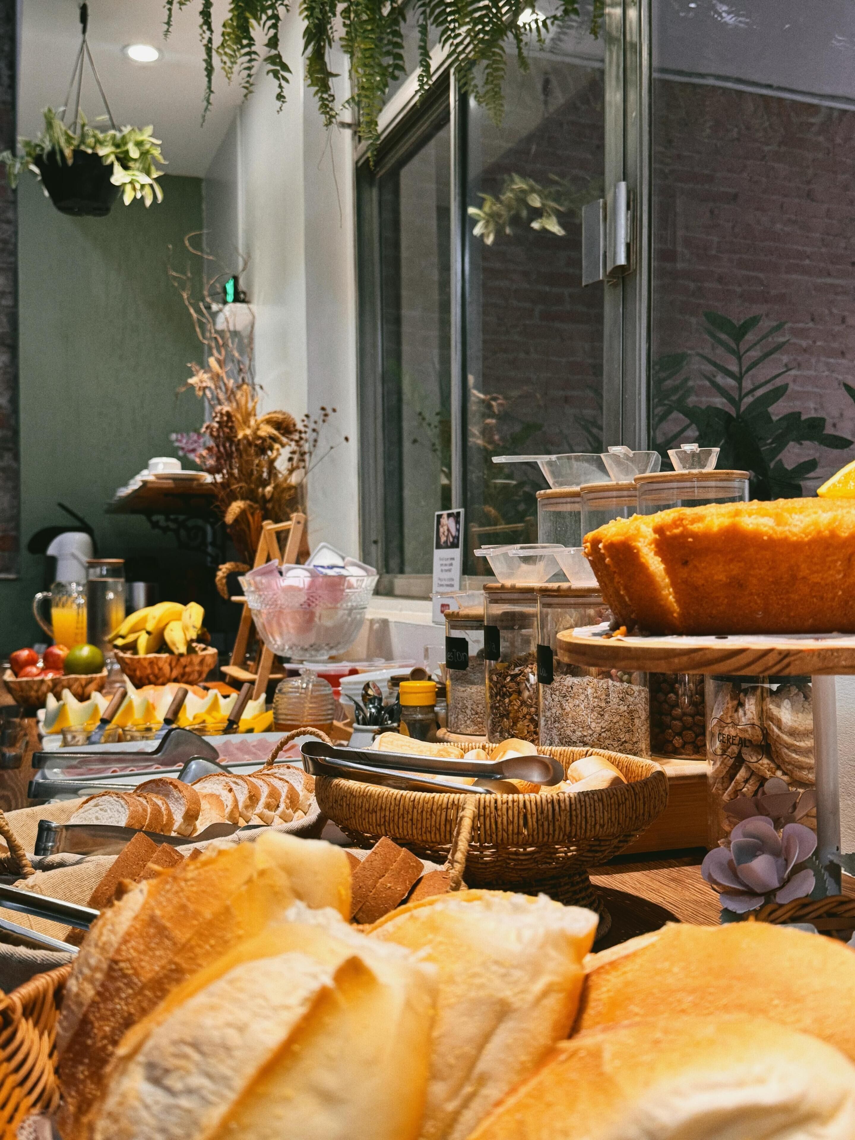 Ein Frühstücksbuffet mit verschiedenen Speisen und einem Korb, gefüllt mit Brot.