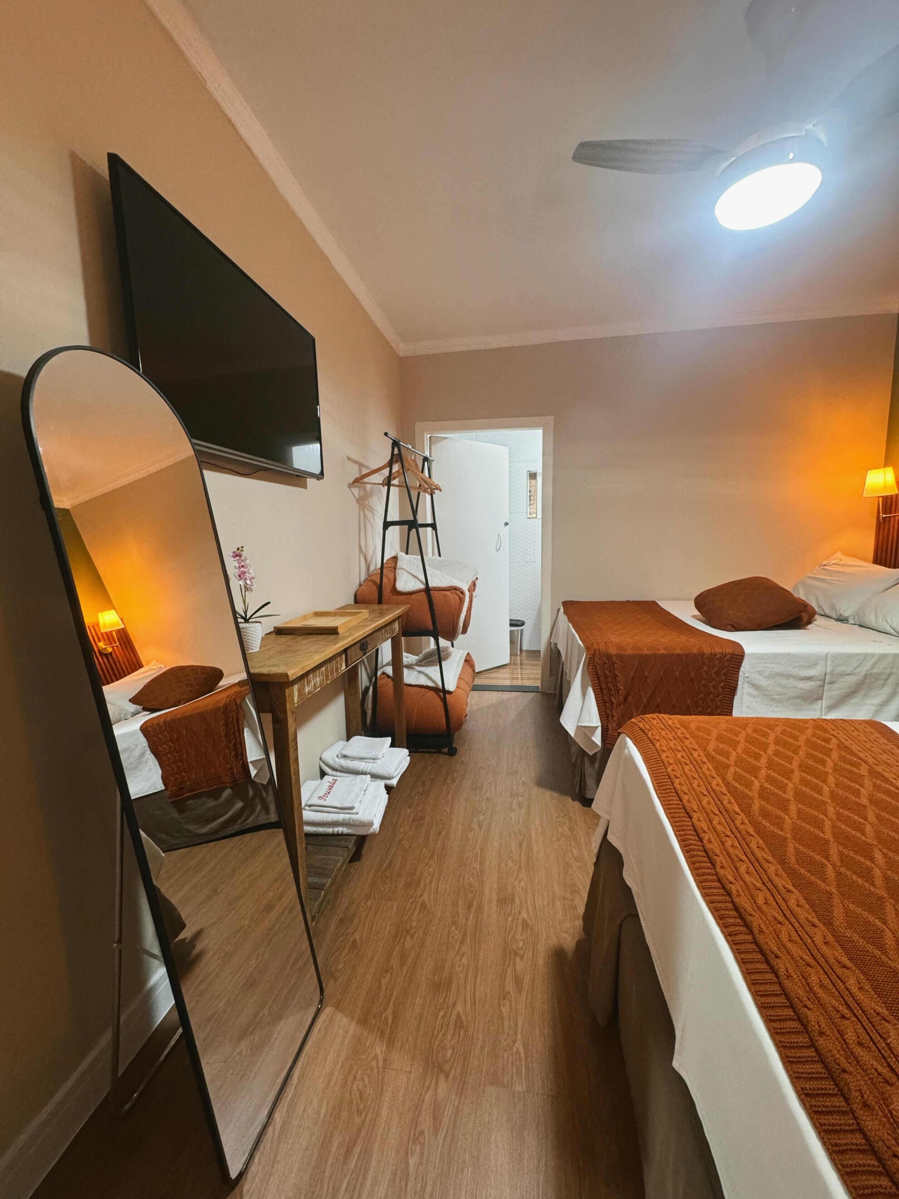 Superior-Vierbettzimmer | Bügeleisen/Bügelbrett, kostenloses WLAN