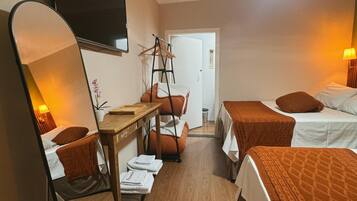 Superior-Vierbettzimmer | Bügeleisen/Bügelbrett, kostenloses WLAN